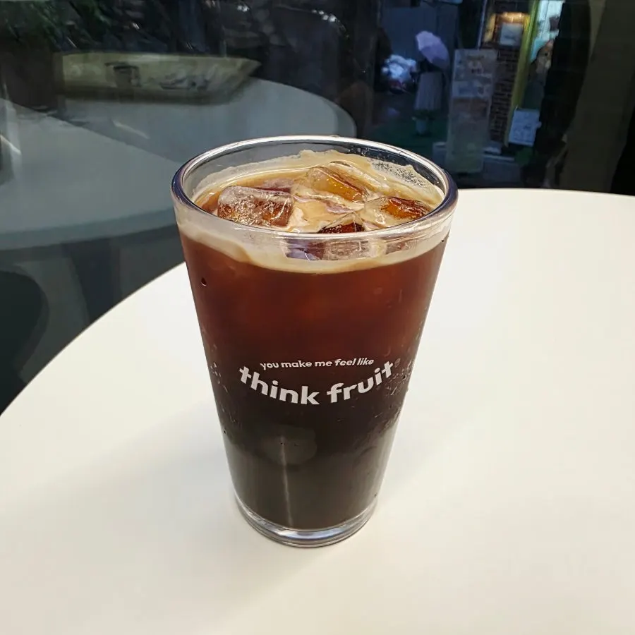 Iced Americano paired with dessert