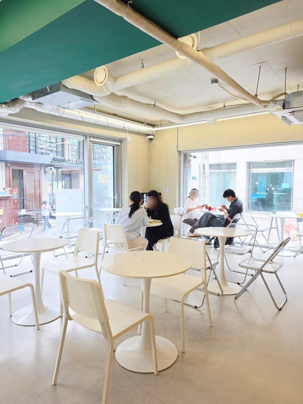 Bright Think Fruit interior with floor-to-ceiling windows