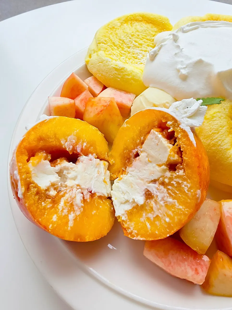 Peach soufflé served with two drinks