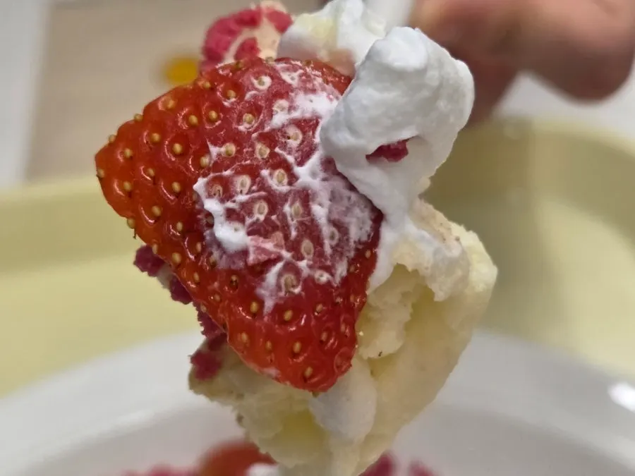 フォークで切ったスフレパンケーキの断面