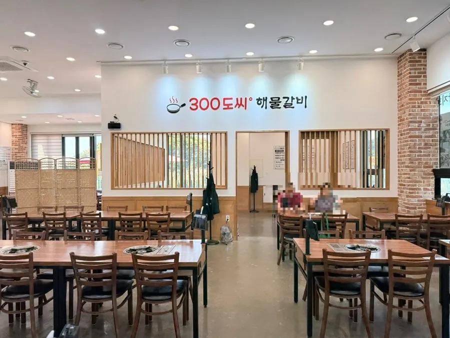 입구에 놓인 웨이팅 명부
