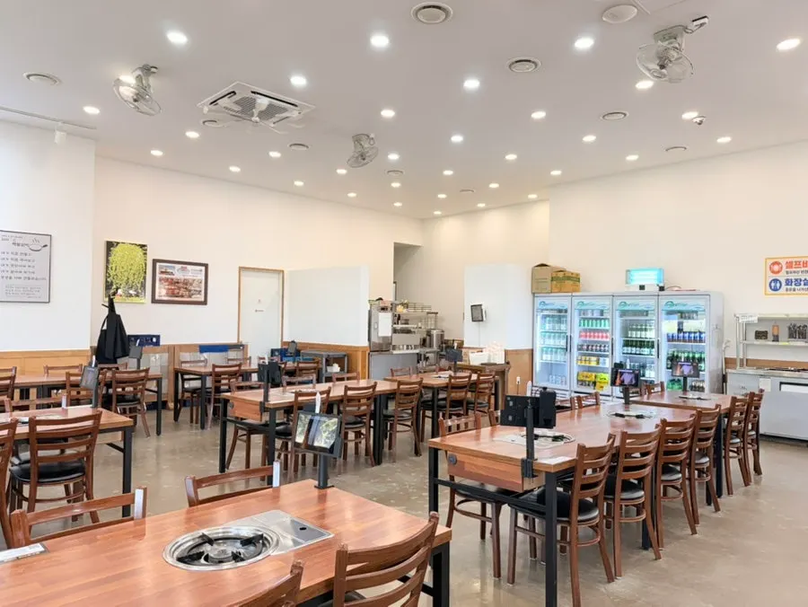 300도씨해물갈비 본점 홀 내부 좌석