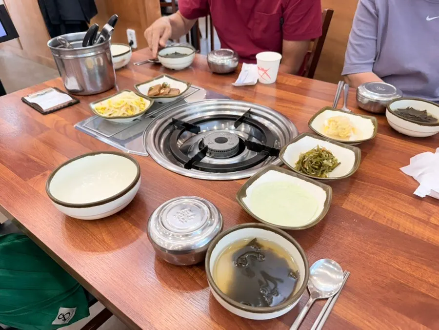 콩나물 묵 백김치 쌈무 등 기본찬 상차림