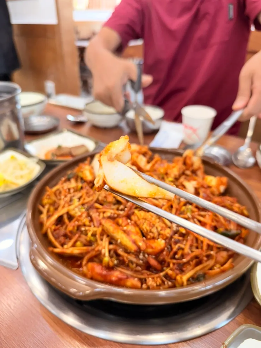 젓가락으로 집어 올린 곤이