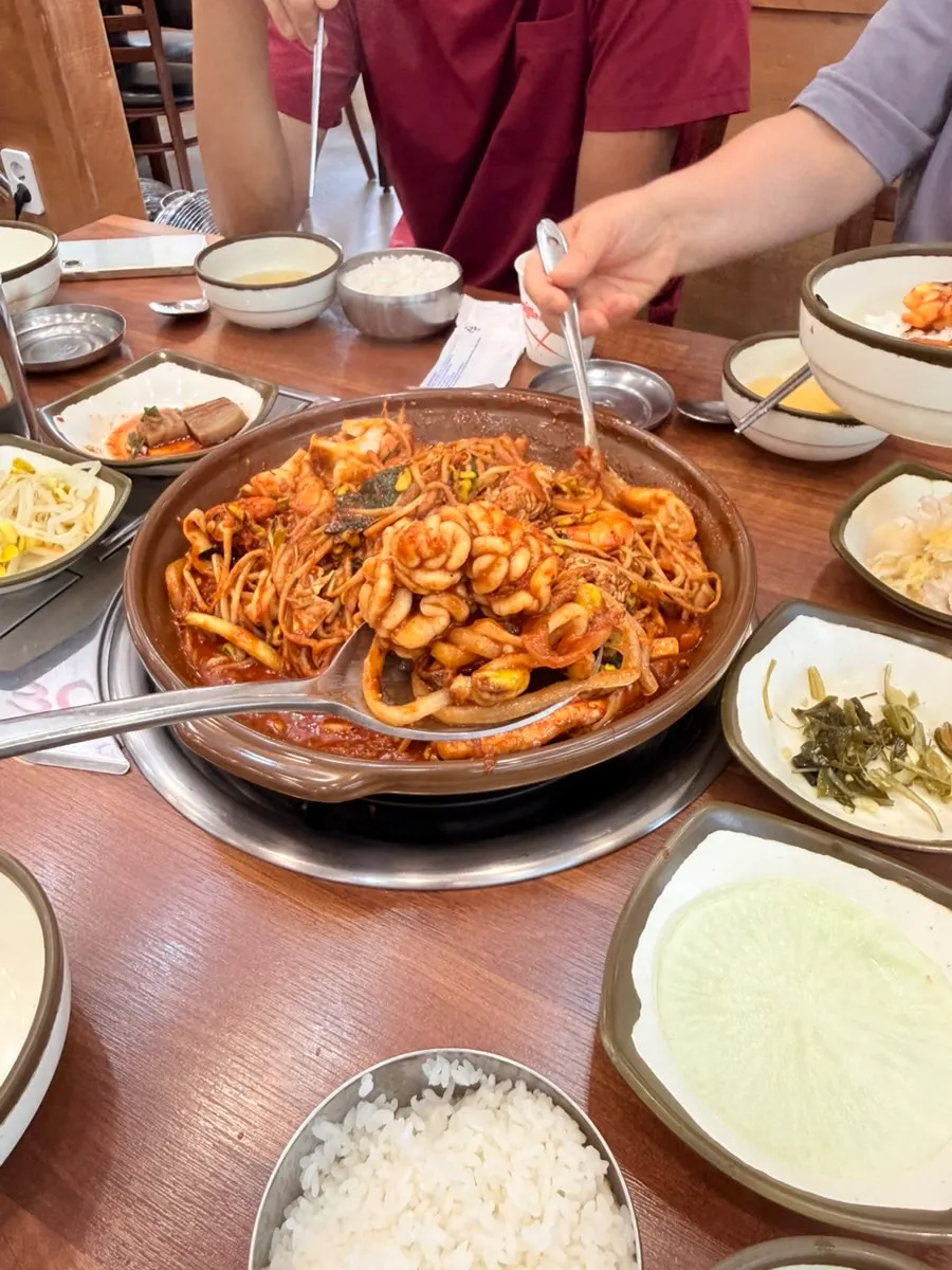 큰 수저로 양념을 섞은 해물찜