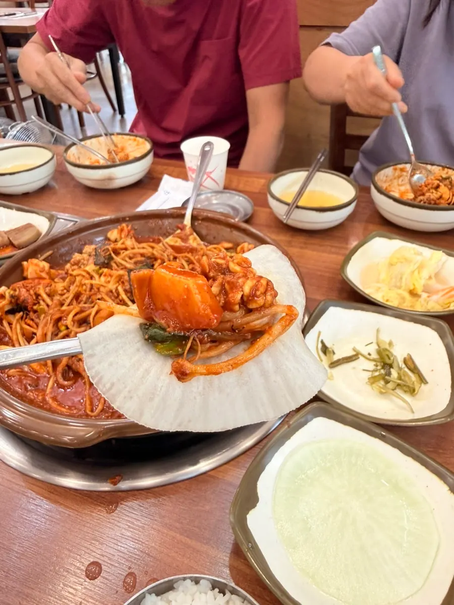 양념에 버무린 갑오징어 한 점