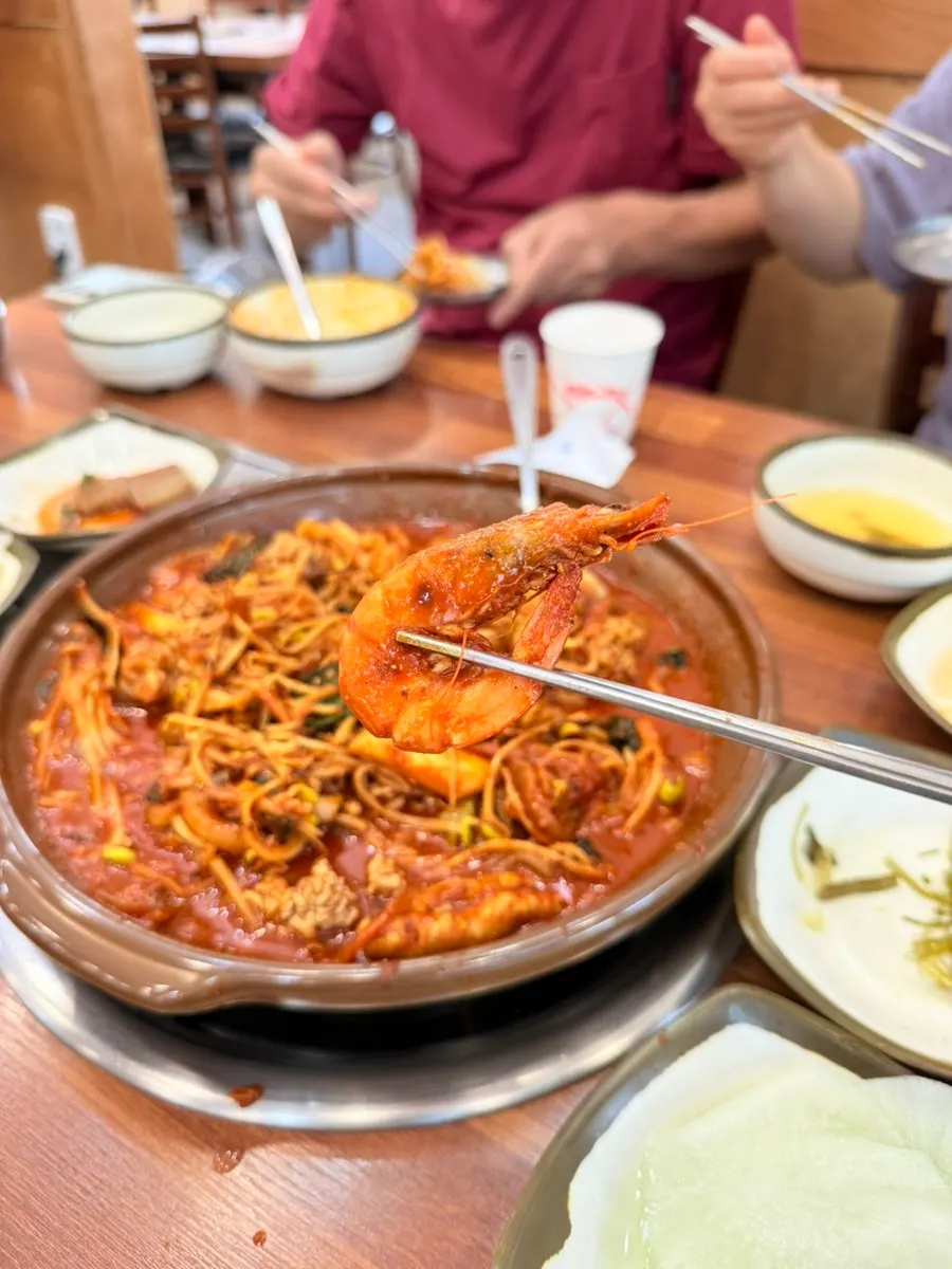 쌈무 쌈에 올린 갑오징어와 대파