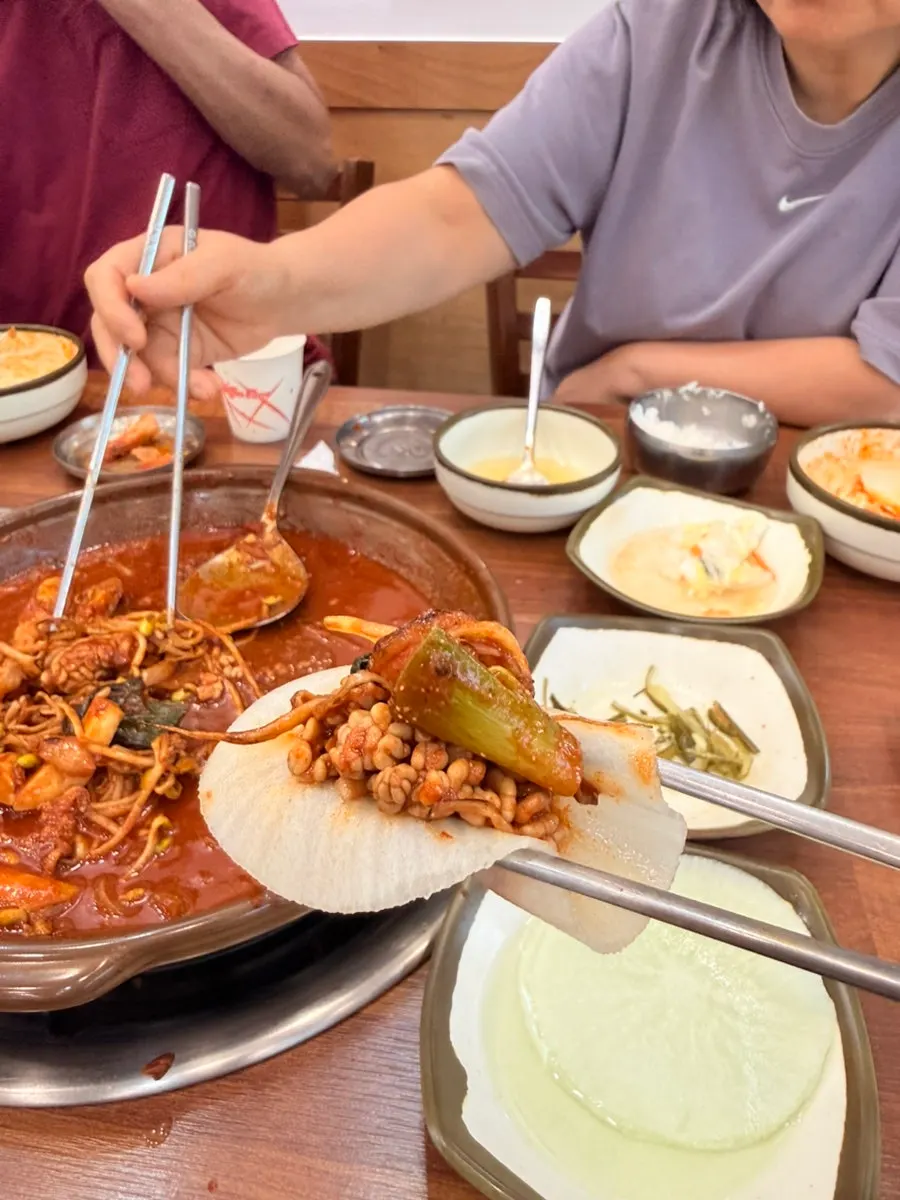 거의 비워진 해물찜 그릇