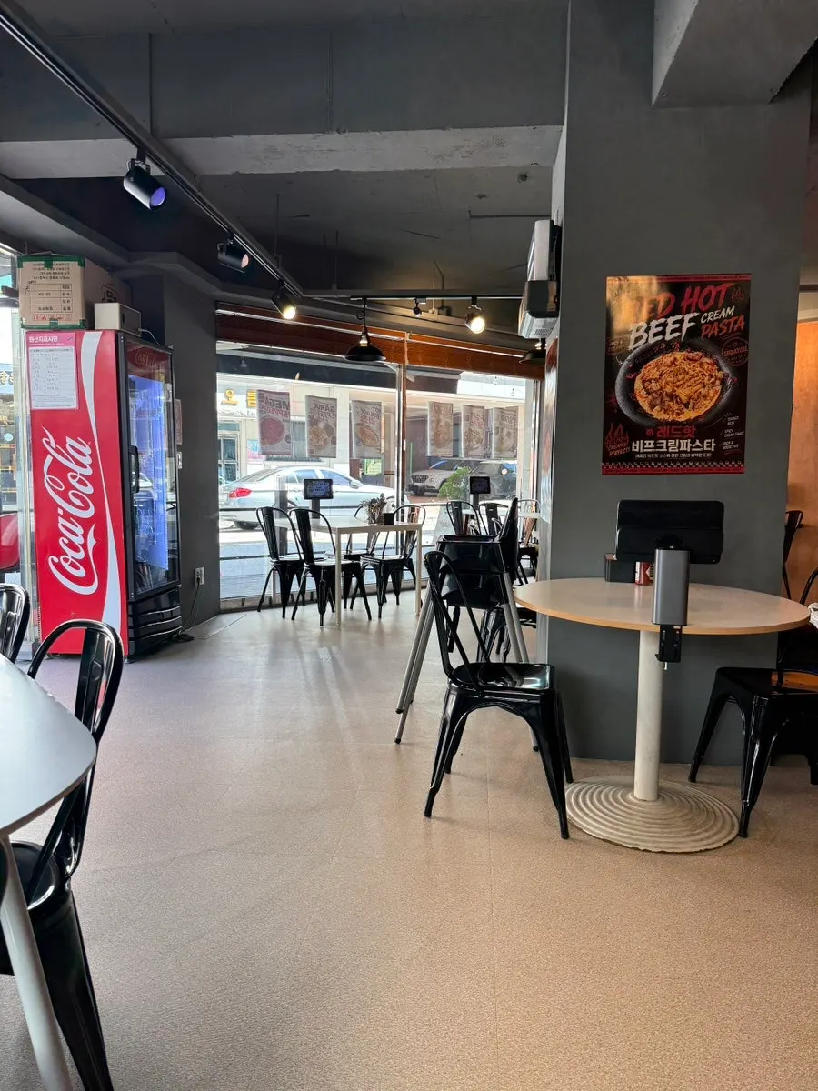 ที่นั่งในร้านมีระยะห่างพอสมควร