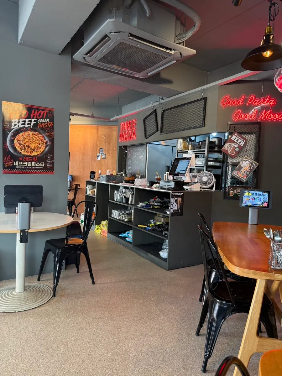 ตกแต่งร้านด้วยไฟนีออนและโปสเตอร์สไตล์ย่านมหาวิทยาลัย