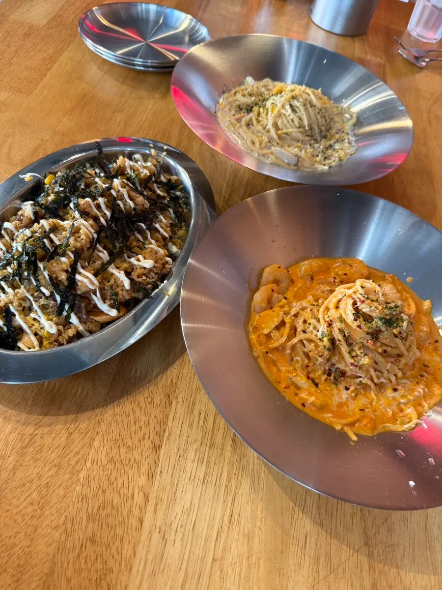 โต๊ะอาหารรวมของร้าน Three Pasta Hanyang University ERICA branch