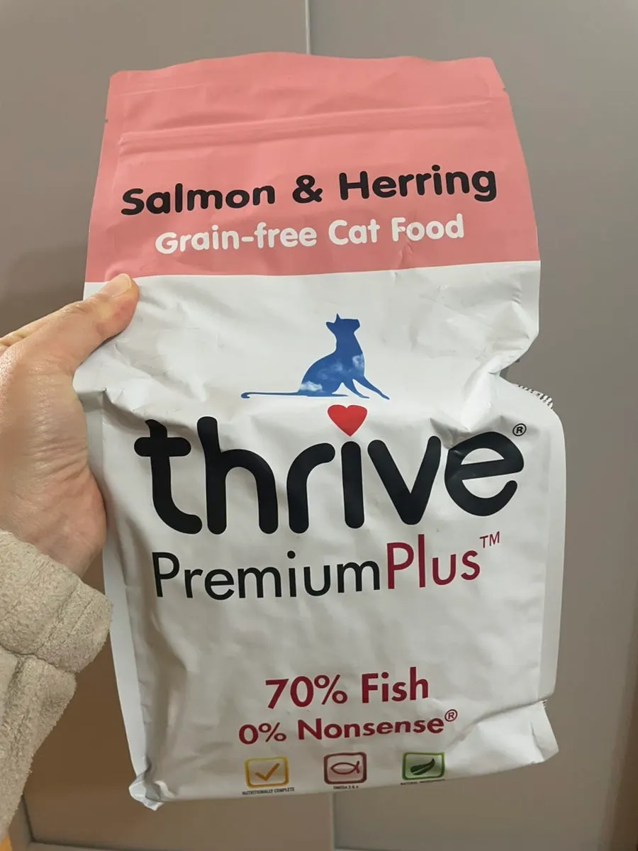 Thrive salmon and herring dry cat food that was fed