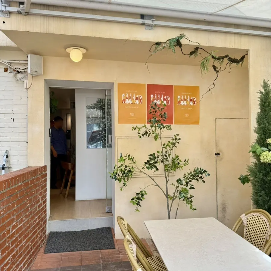 Entrance to Teen Seoul's 1st floor outdoor table seating