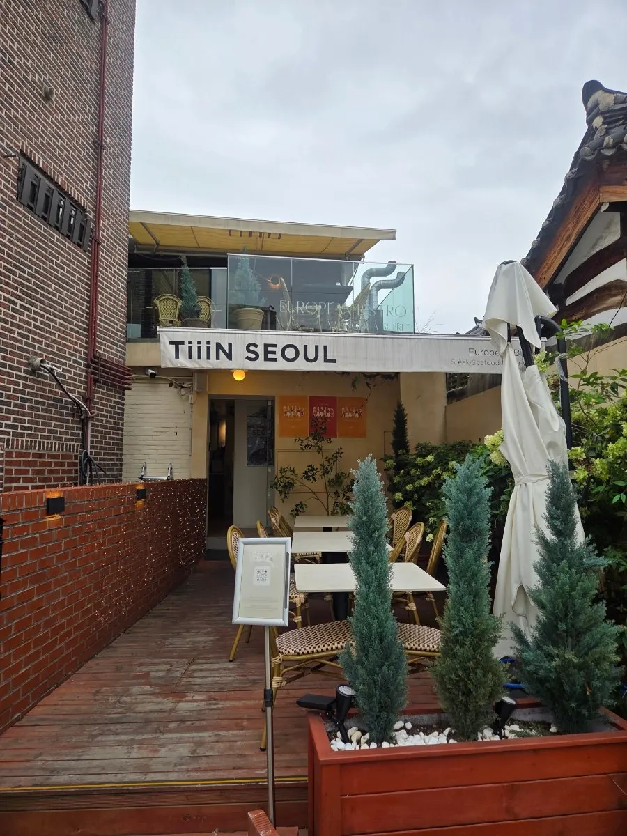 서촌 골목에 자리한 틴 서울 외관
