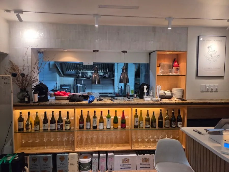 틴 서울 1층 내부 좌석