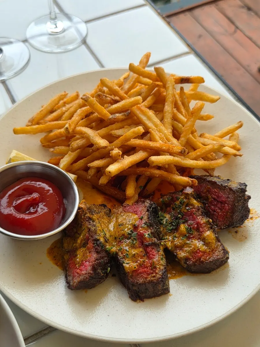 틴 서울 Steak frites 한 접시