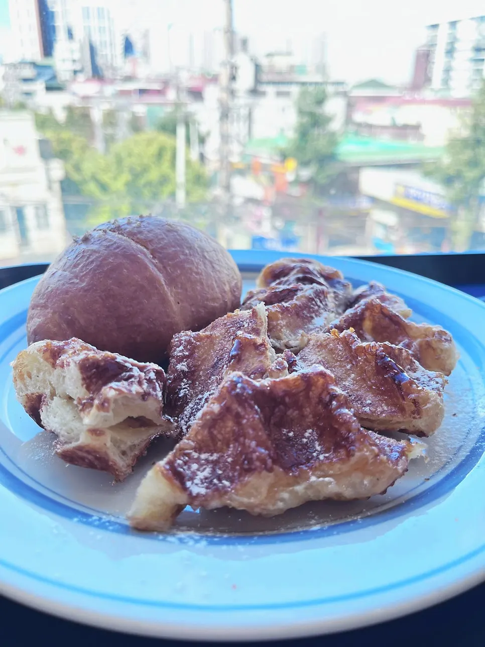 타이니닷 소금빵과 크로플 디저트
