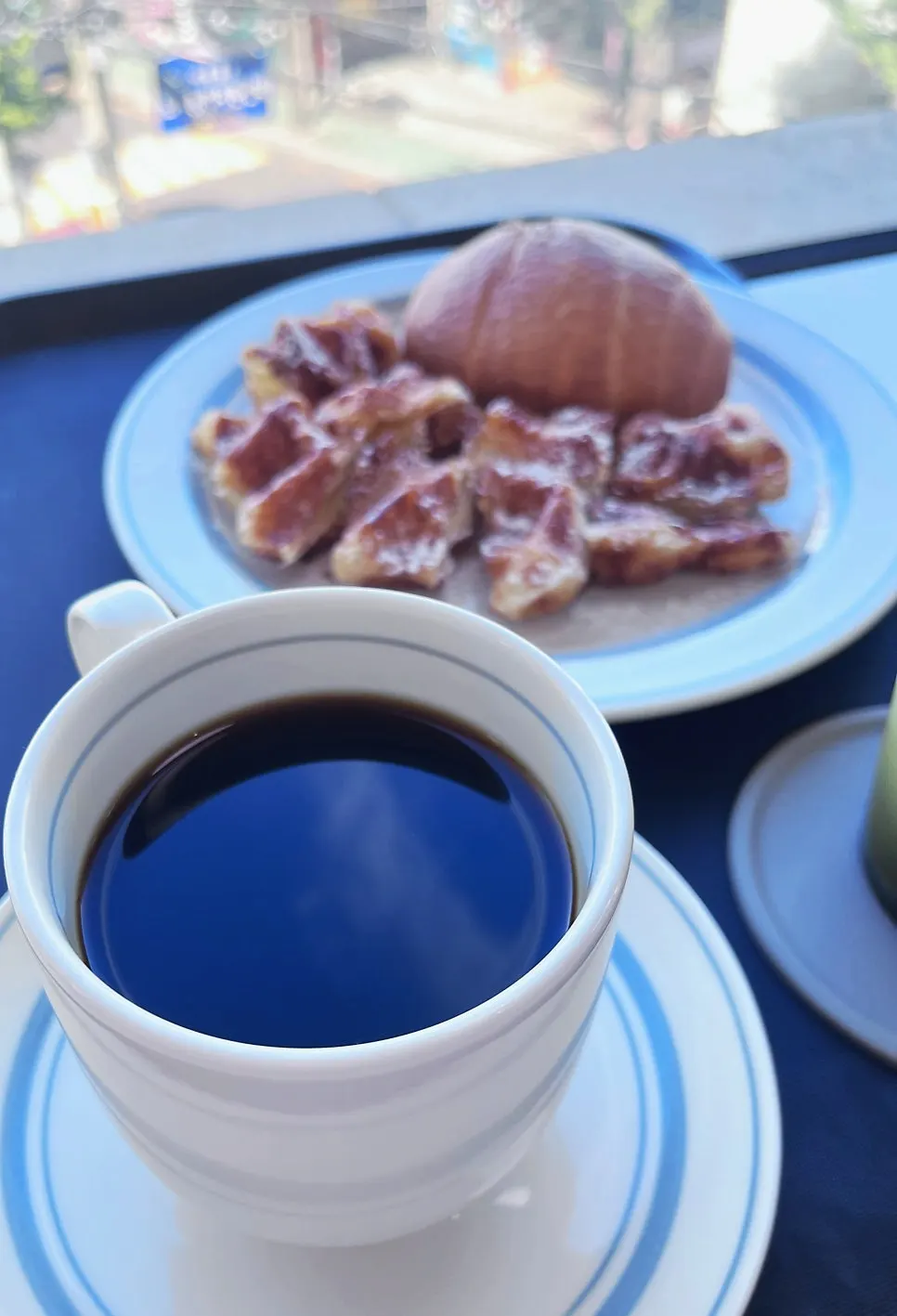 커피와 함께 차린 소금빵 크로플 상차림