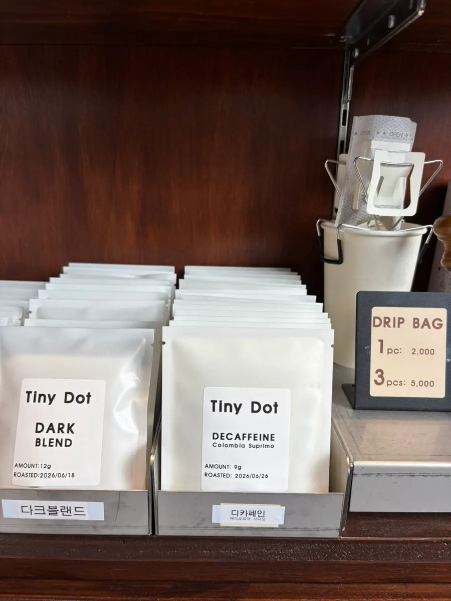 ロースタリーカフェTiny Dotの店内風景