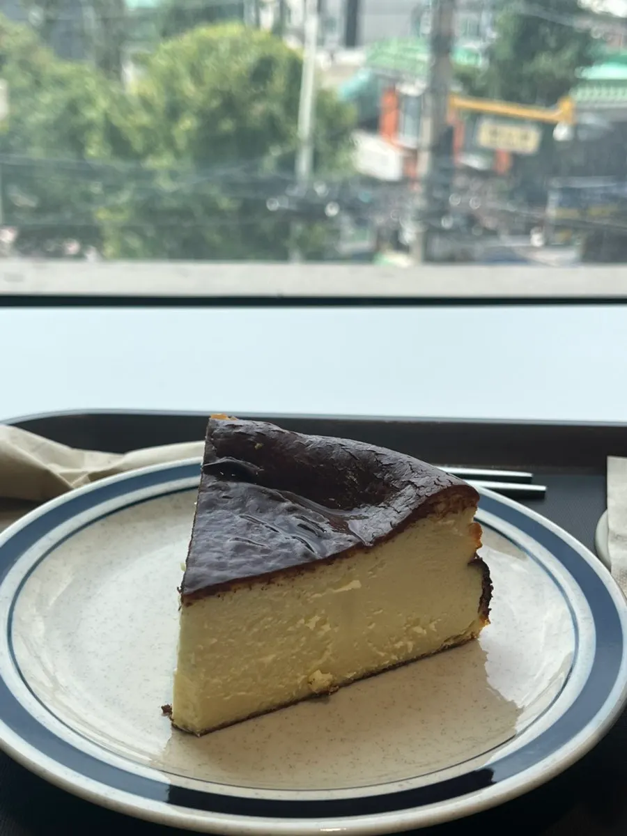 Iced americano and Basque cheesecake