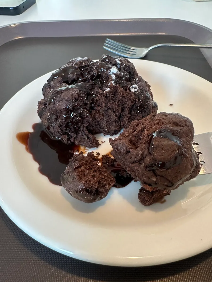 チョコスコーンの断面と流れ落ちるチョコシロップ