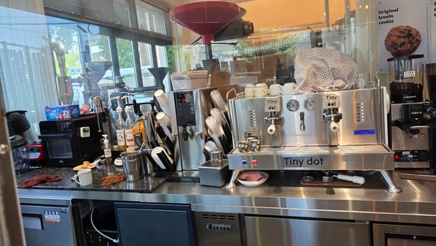 Tiny Dotの豆の陳列とフロントの様子
