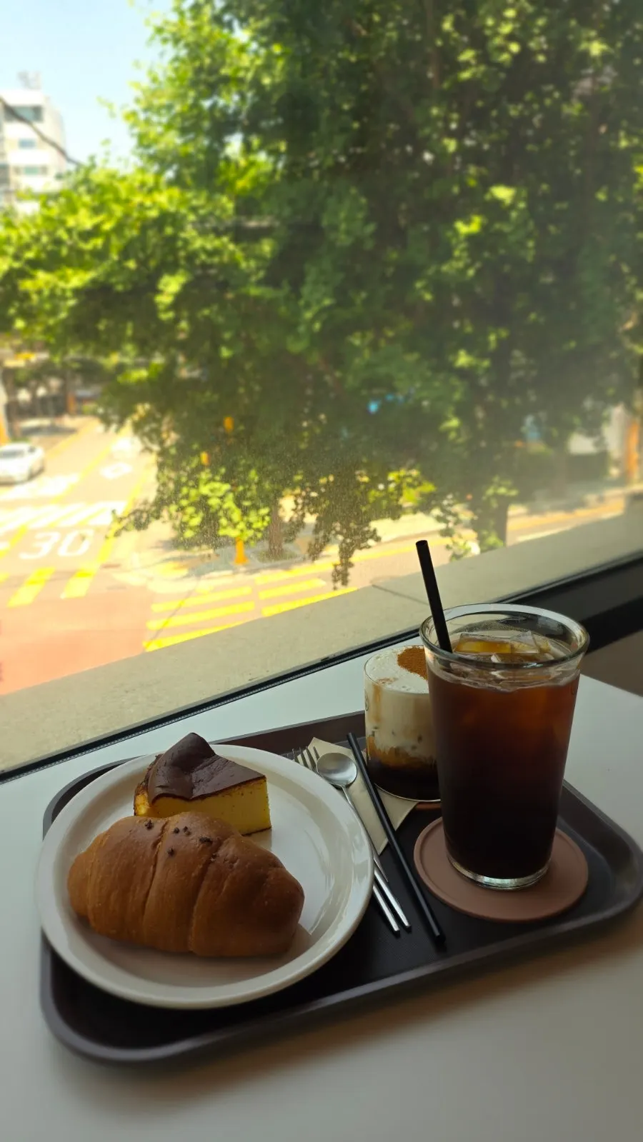 Tiny Dot2階のテーブル席とセルフコーナー