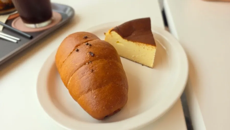 コーヒーとバスクチーズケーキ・塩パンのセット