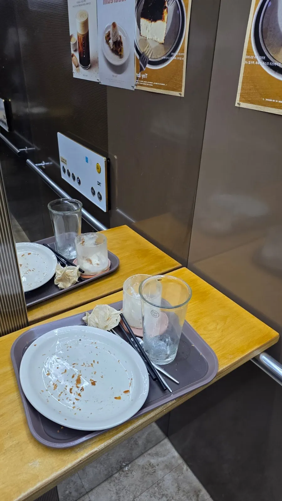 階段そばのトレーを置くスペース