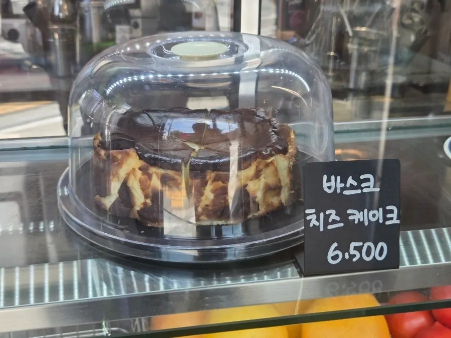 타이니닷 원두와 커피 관련 진열대
