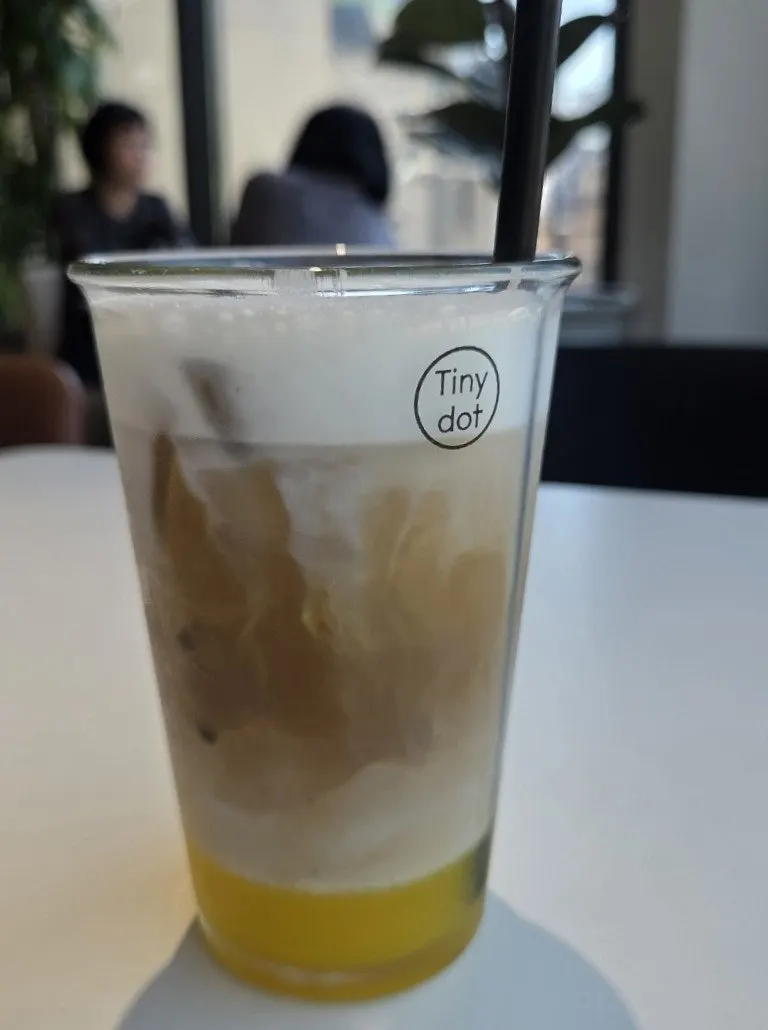 먹기 좋게 커팅되어 나온 따끈한 크로플