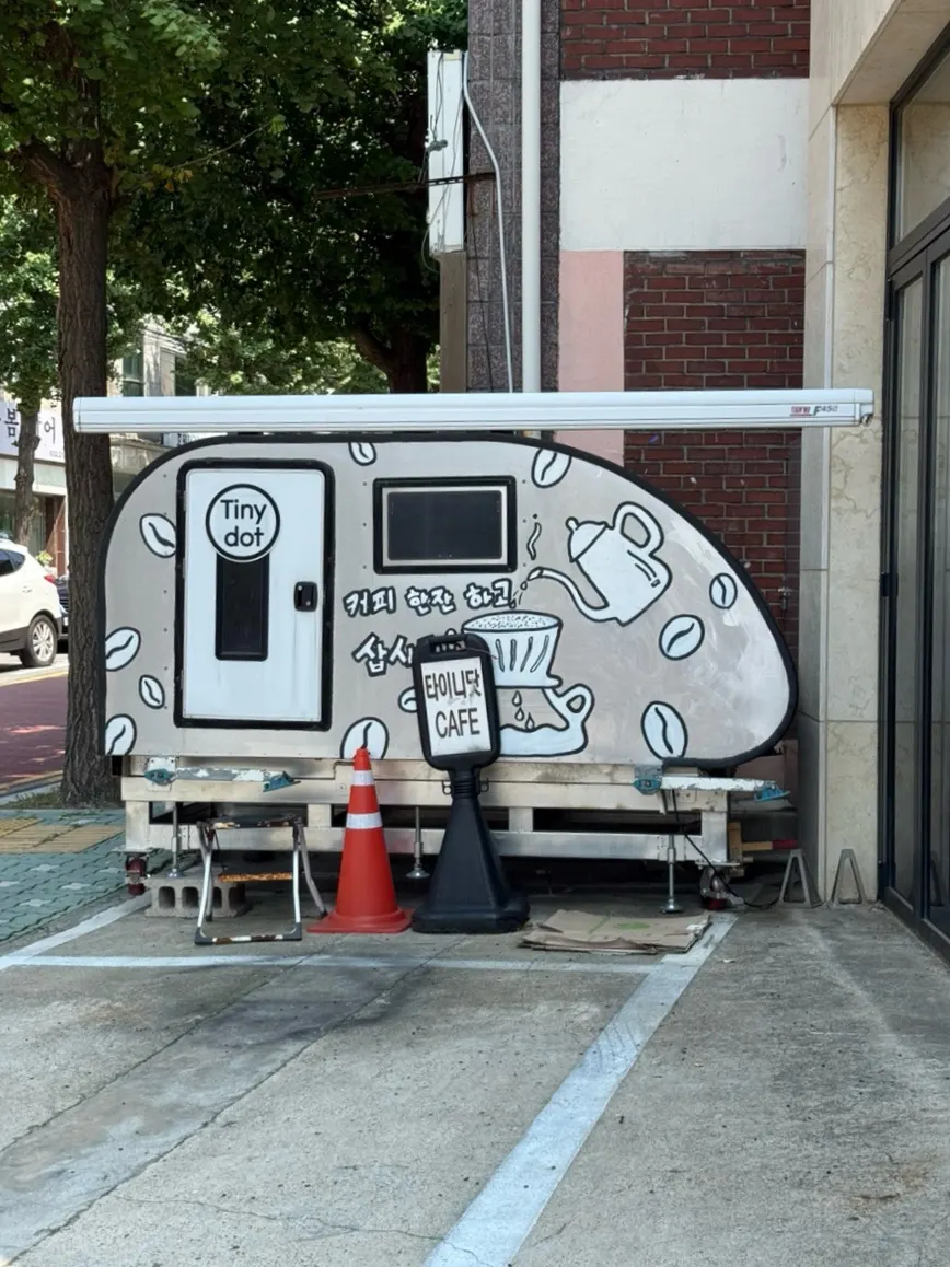 Exterior of Tiny Dot, a large roastery café occupying the entire building