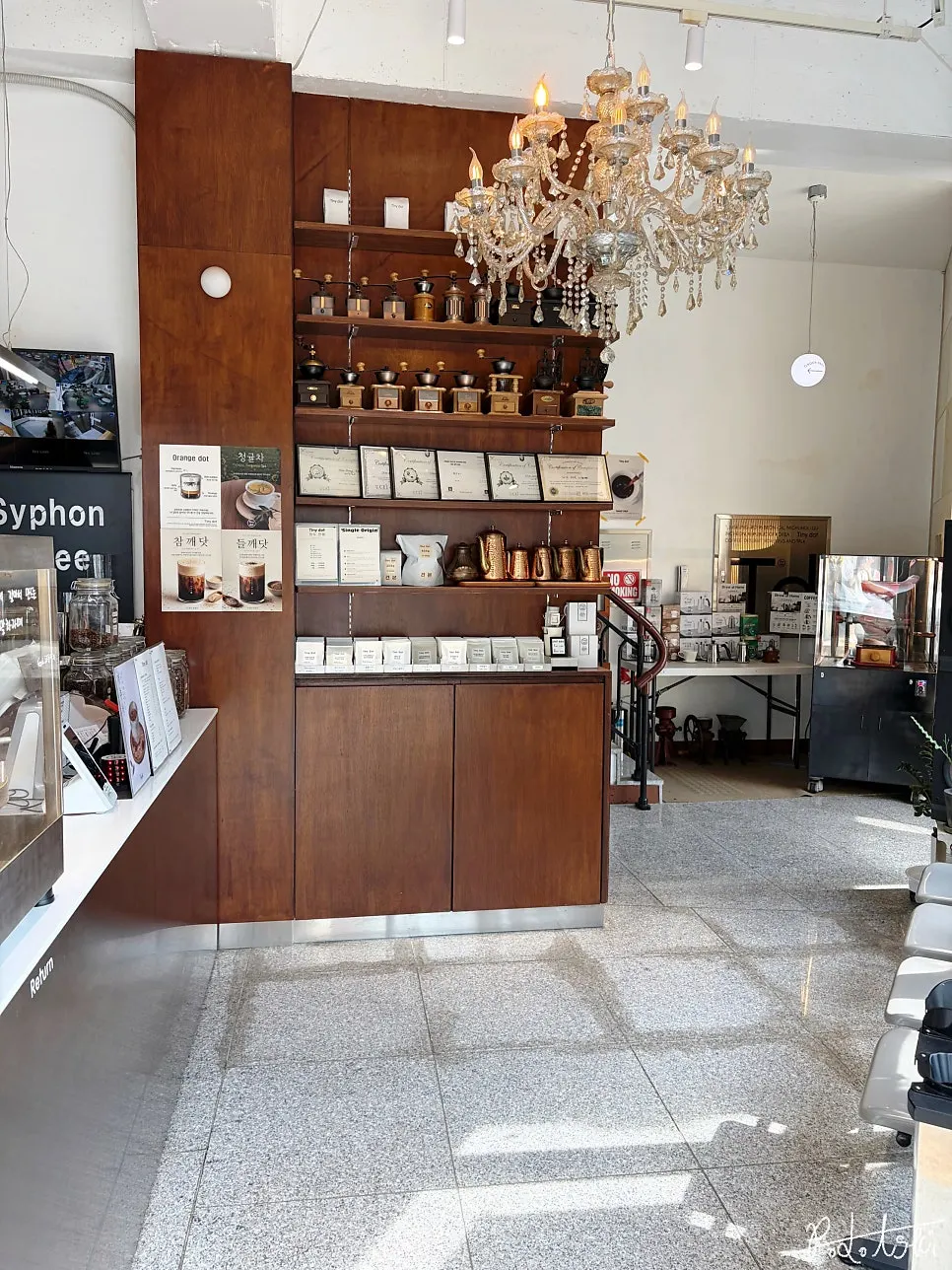 Vertical photo of Tiny Dot's 1st floor interior