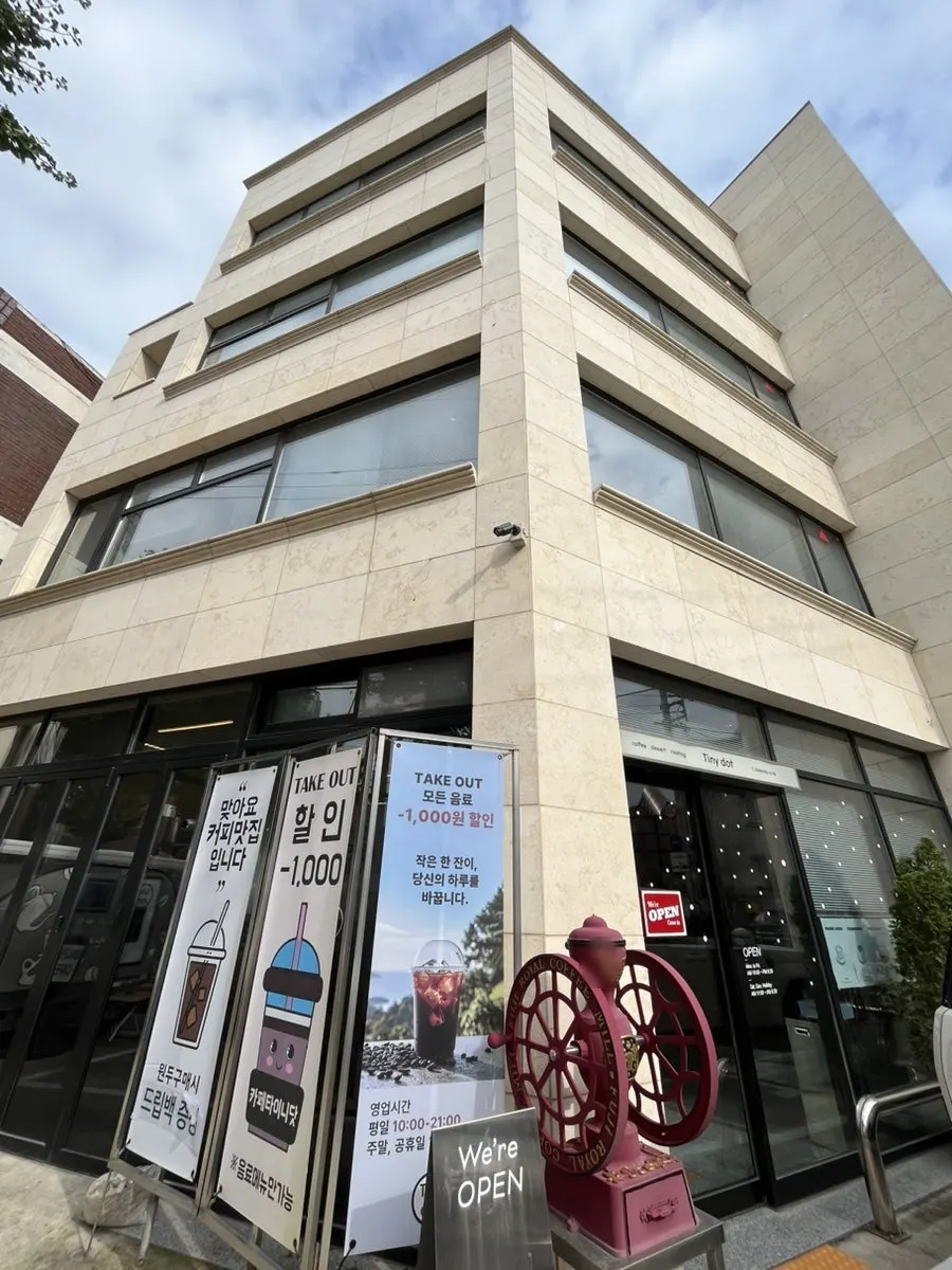 Exterior of Tiny Dot café on a side street in Hagik-dong, Incheon