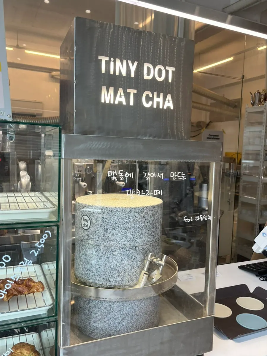 Sign for the signature Dot drinks topped with nutty cream