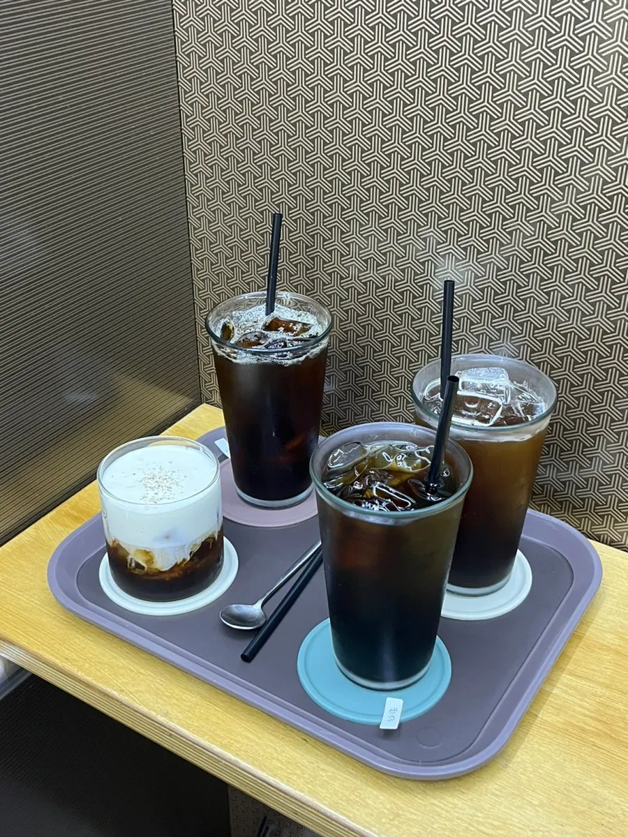 Tiny Dot elevator with a spot to rest your tray