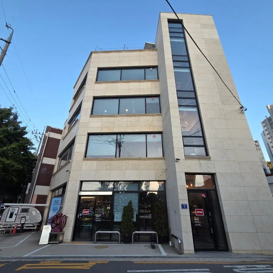 건물 전체를 쓰는 인천 학익동 대형카페 타이니닷 외관