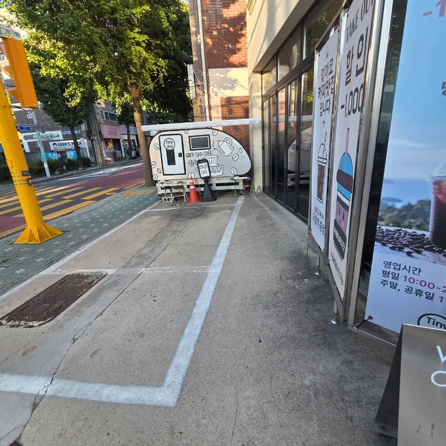 건물 뒷편 추가 주차 공간