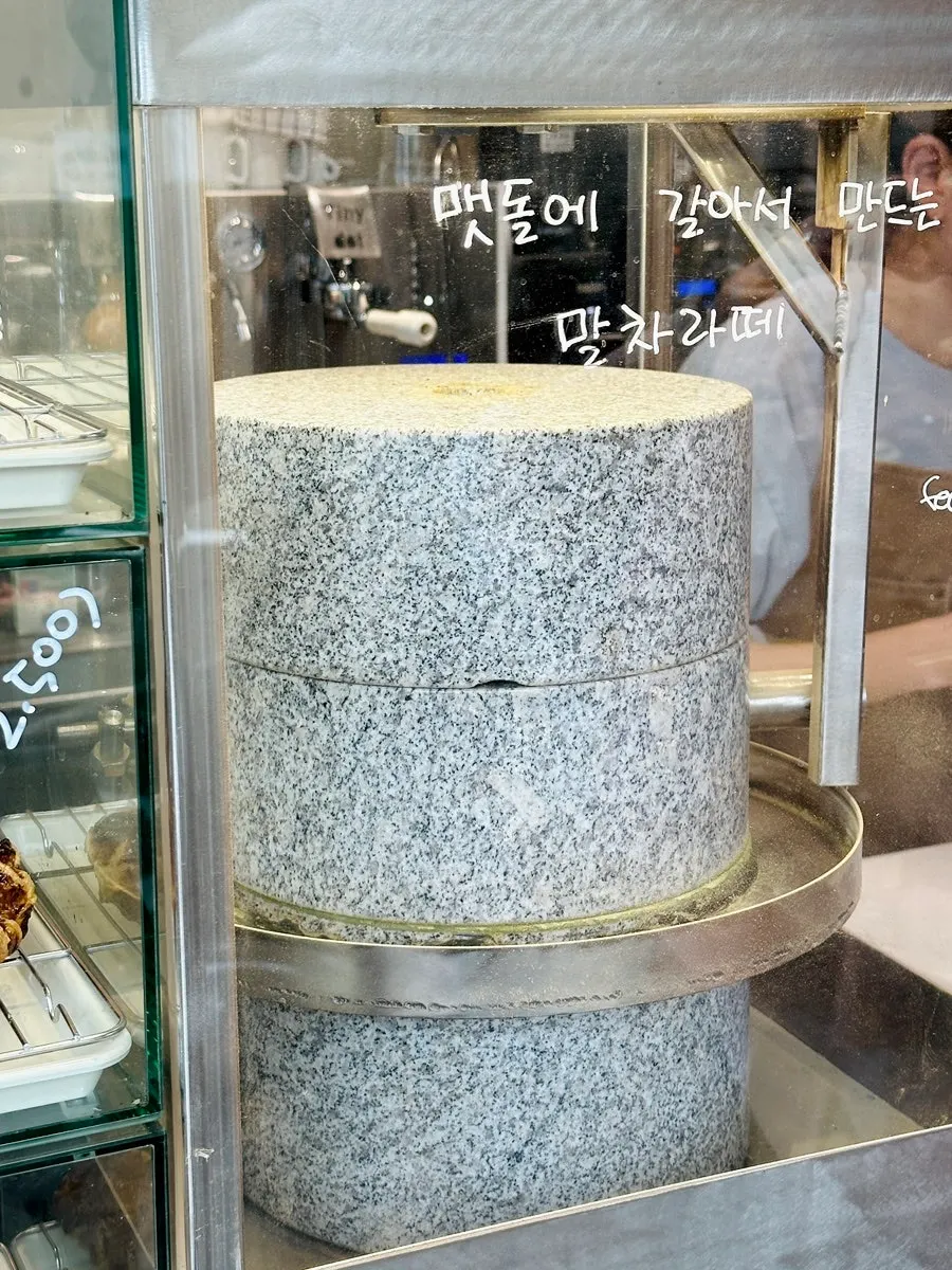 시그니처 음료가 적힌 메뉴 안내