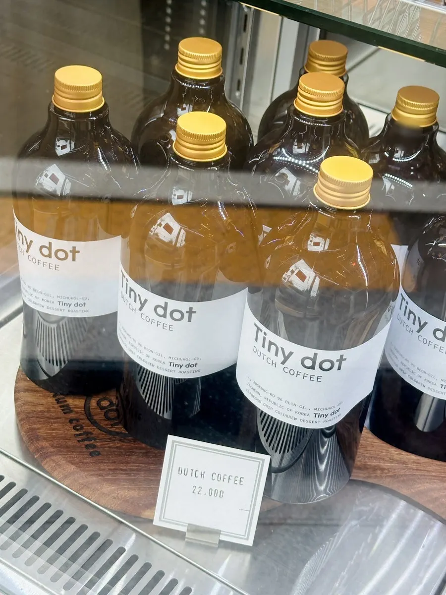 말차라떼와 음료 메뉴 안내판