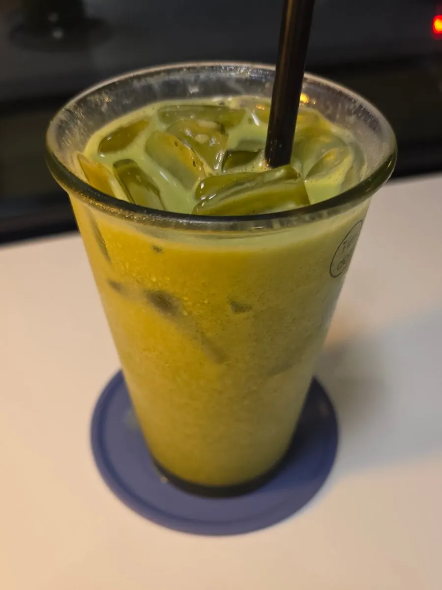 The stone-mill matcha latte after stirring