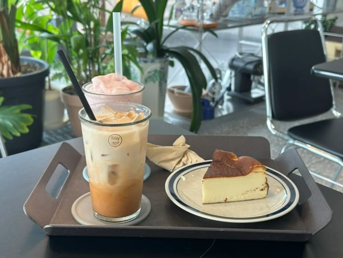 Royal milk tea, strawberry yogurt smoothie, and Basque cheesecake