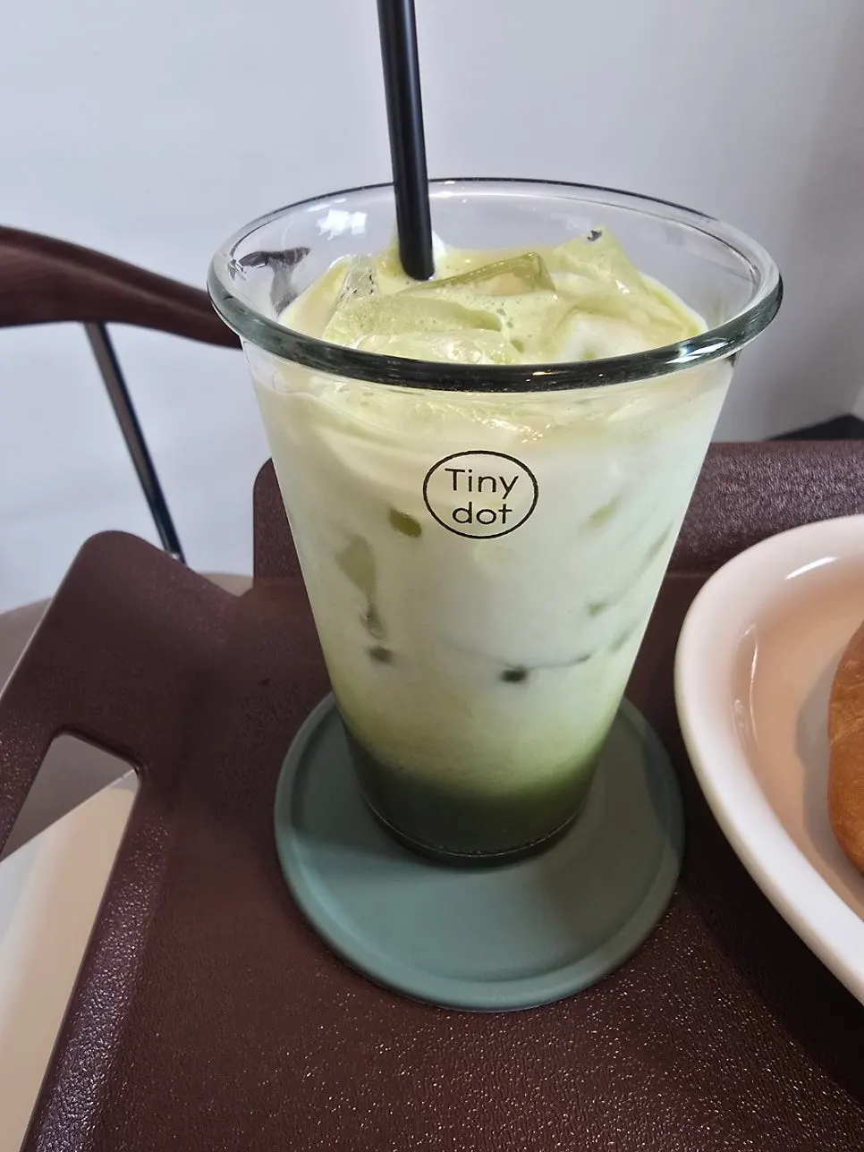 진한 색감의 타이니닷 맷돌말차라떼