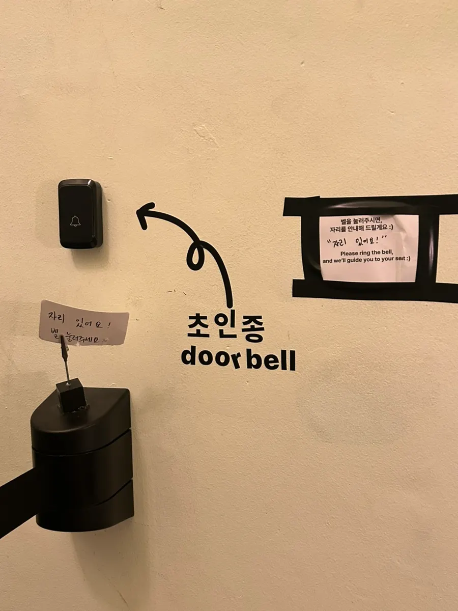 4층까지 올라가는 건물 계단