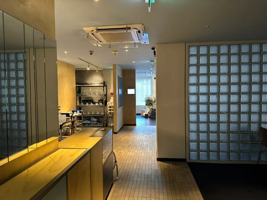 Store entrance with Tabling waitlist information