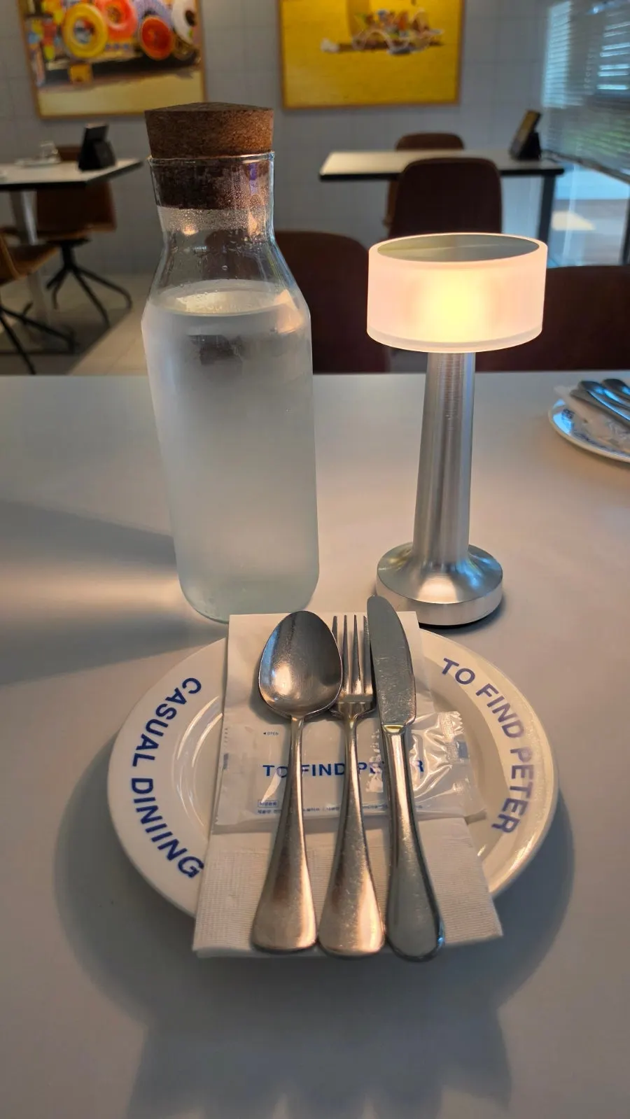 테이블 위 조명과 식기 세팅