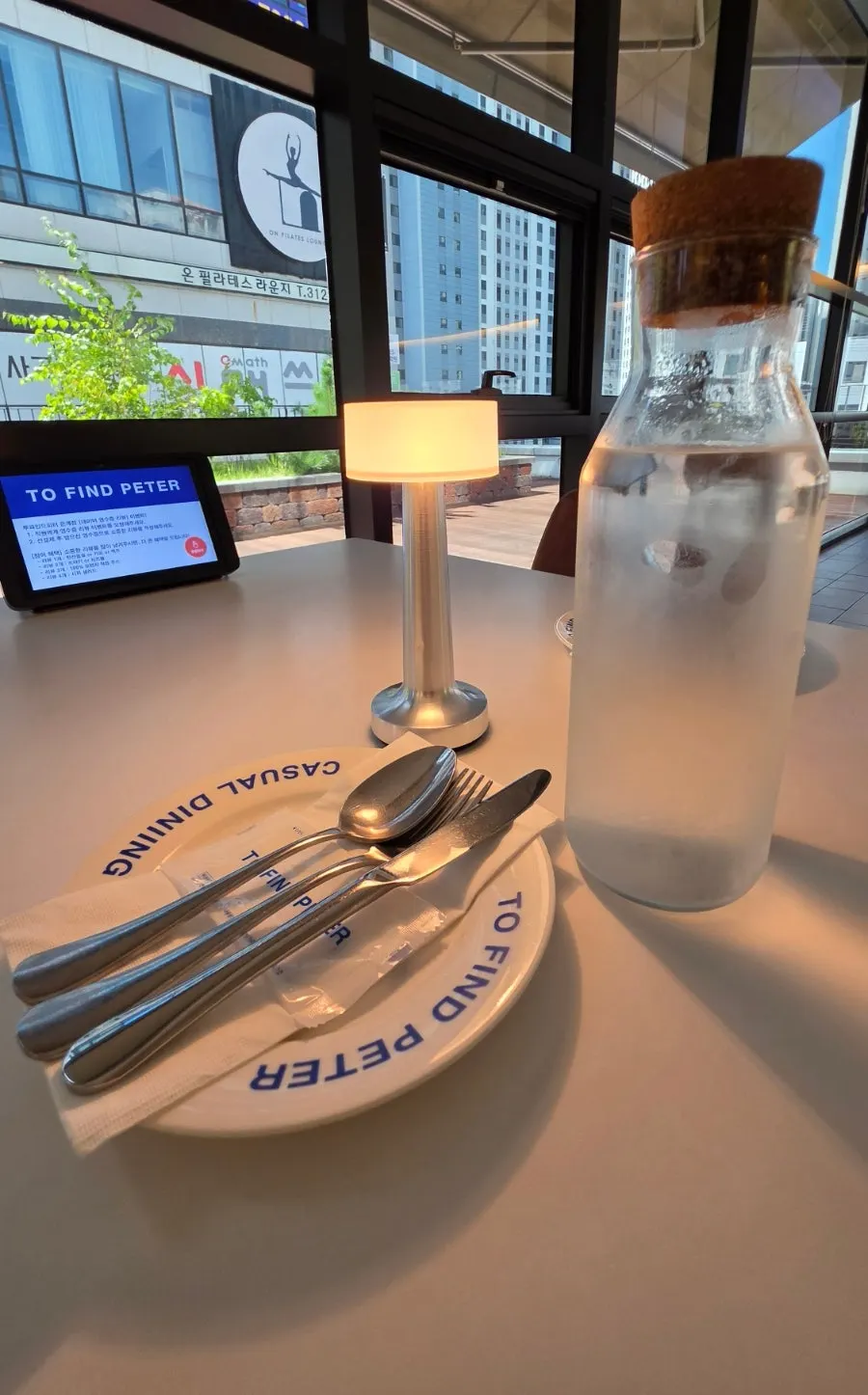 접시 위 수저와 포크, 나이프, 물병 세팅