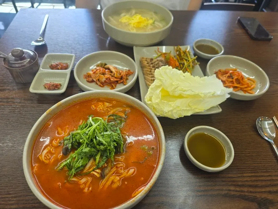 두 가지 칼국수가 놓인 토담옥 식탁