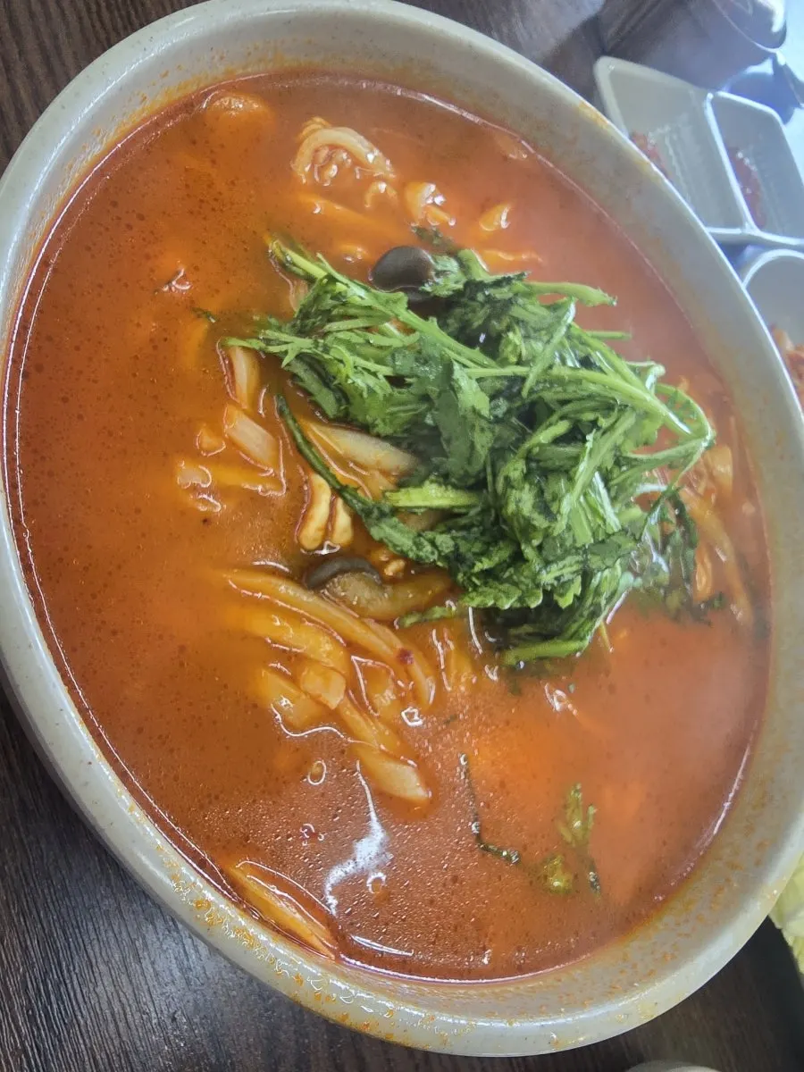 재료가 푸짐한 토담옥 알곤이 칼국수