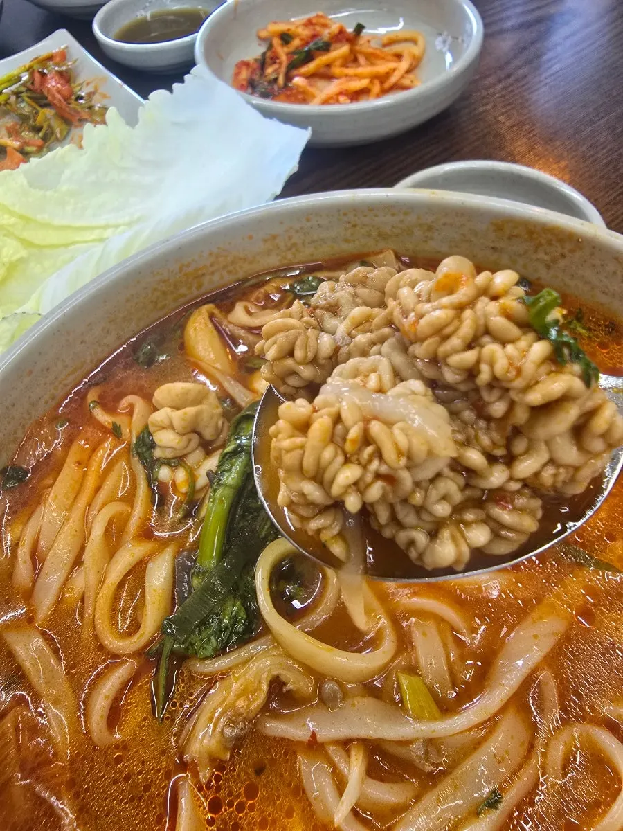 알곤이 칼국수를 덜어 먹는 모습